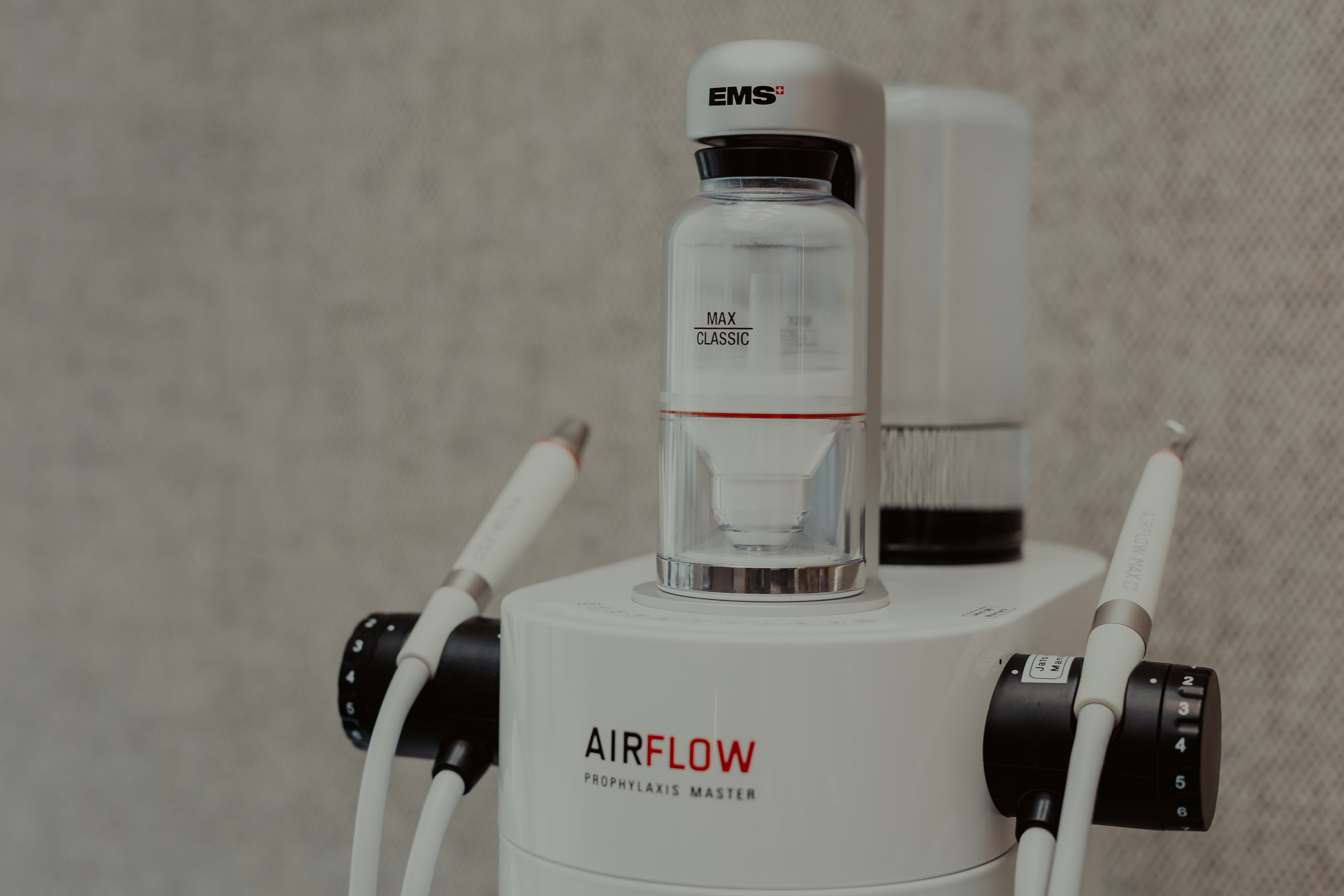 Consultório dentário moderno do Instituto AreLuna com cadeira ergonómica e equipamentos de última geração, Porto