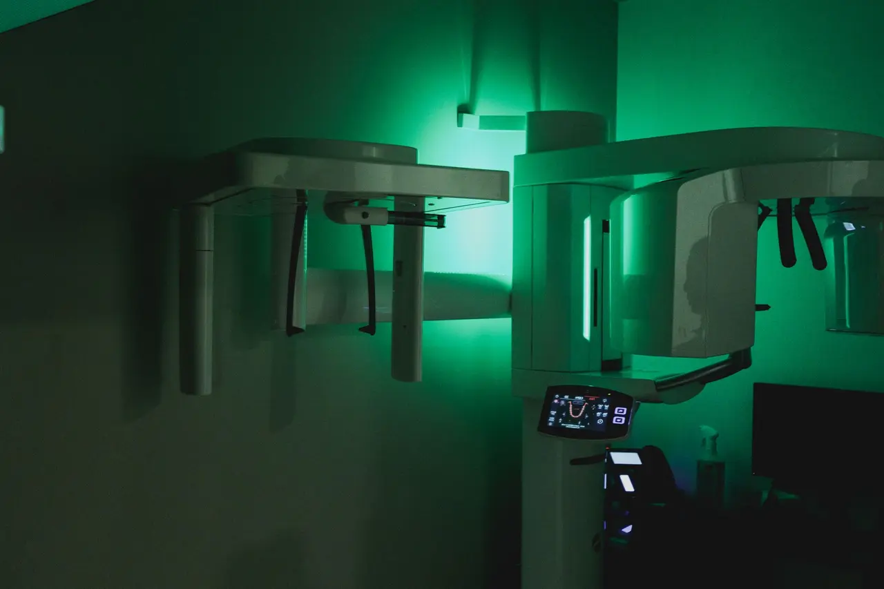 Equipamento de diagnóstico e tratamento oral no Instituto AreLuna, Porto
