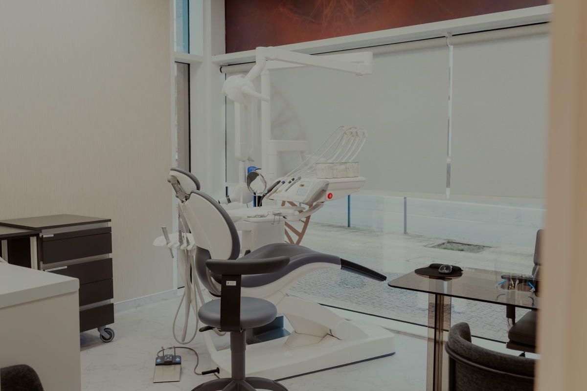 Sala clínica do Instituto AreLuna equipada para tratamento de implantes com carga imediata